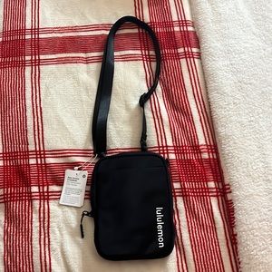 LULULEMON Easy access cross body!